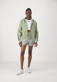 adidas Sportswear FUTURE ICONS THREE STRIPES FULL ZIP - Camisola com fecho - tent green