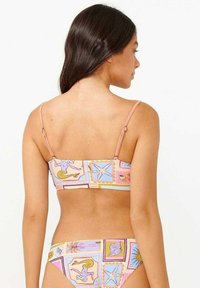 Conjunto de bikini con estampado que presenta una paleta de colores pastel con motivos de conchas y sirenas, tirantes ajustables y una textura de tela suave.