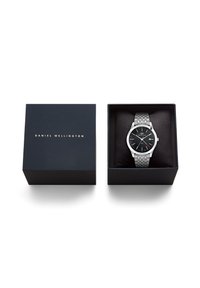 Danny Silver Daniel Wellington PATHFINDER GMT 7-LINK - Ure - silver-coloured ...