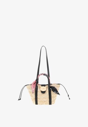 Borsa intrecciata in paglia con lunghe cinghie in pelle nera, foulard stampati neri e rosa legati ai manici, e chiusura rotonda in oro con logo sul davanti.