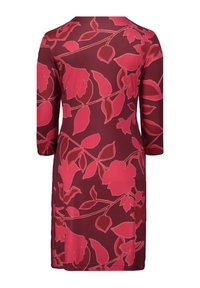 Robe à manches trois quarts rouge foncé avec des motifs floraux et feuille rouge vif.
