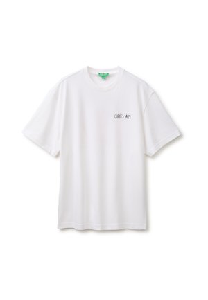 Biały t-shirt z krótkim rękawem i okrągłym dekoltem z małym czarnym tekstem "CUPID'S AIM" na lewej piersi.
