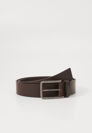 Ceinture en cuir marron avec une boucle rectangulaire en argent, présentant une texture lisse et un design minimaliste. La marque Calvin Klein est visible.