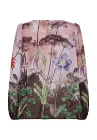 Chemise avec un fond rose mettant en scène des fleurs sauvages détaillées, des lapins, un oiseau, des feuilles de trèfle et une coccinelle dans un design naturaliste.