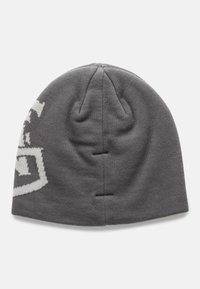 Grijze gebreide beanie met een strakke pasvorm, voorzien van een wit grafisch ontwerp op de zijkant, een soepele textuur en een naadloze bovenkant. Twee kleine openingen aan de achterkant.