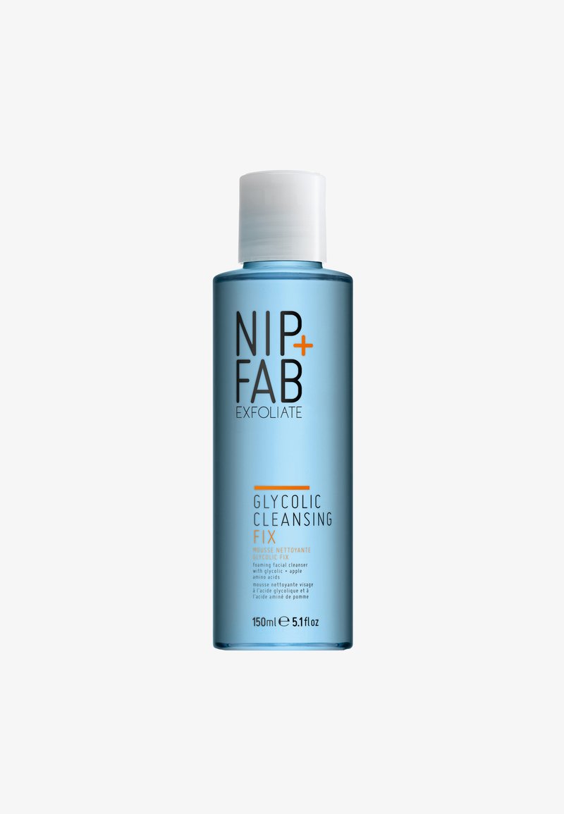 Botella de plástico azul clara con una tapa blanca, etiquetada como "Glycolic Cleansing Fix," con texto en negro y naranja, volumen de 150 ml.