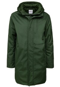 Chaqueta impermeable verde con capucha, con cremallera frontal, bolsillos laterales y una textura suave y mate. Incluye un bolsillo en el pecho con cremallera.
