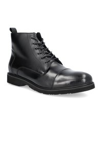 Czarny skórzany botek za kostkę o błyszczącej powierzchni, z zapięciem na sznurówki, okrągłym noskiem oraz teksturowaną podeszwą zapewniającą przyczepność i trwałość.