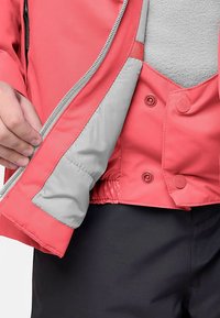 Rosa wasserdichte Jacke mit grauem Futter, ausgestattet mit Reißverschluss und Druckknopfverschlüssen. Kapuze mit elastischen Bündchen und leicht gepolstertem Innenfutter.