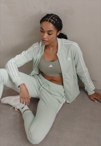 adidas Sportswear ESSENTIALS 3-STRIPES - Trenirka - linen green/white