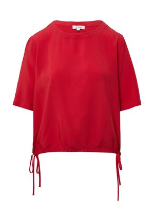 Rode, kortärmige blouse van lichtgewicht stof. Beschikt over een ronde hals en verstelbare koordjes aan de onderkant voor een aangesloten look.