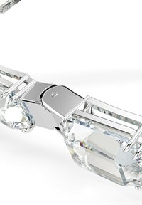 Bracciale in argento con grandi cristalli trasparenti rettangolari, hardware in metallo lucido e design a chiusura, che mette in mostra un'estetica elegante e moderna.