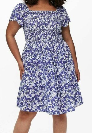 Robe à imprimé floral en violet et blanc, avec un corsage ajusté à smocks et des manches courtes bouffantes, ainsi qu'une jupe évasée.