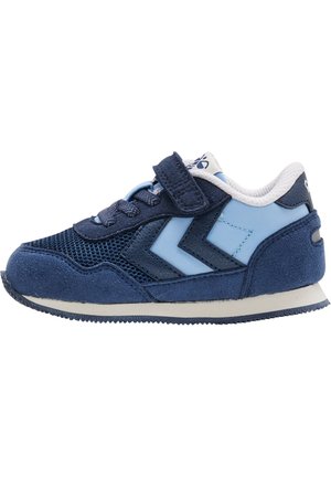 Marineblaue Sneakers mit hellblauen Akzenten, Netzpaneelen und Wildledermaterial. Verfügt über einen Klettverschluss und eine strukturierte Gummisohle.