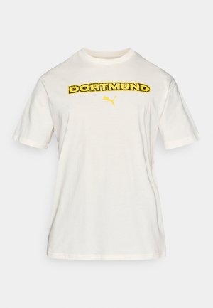 Μπεζ βαμβακερό t-shirt με έντονο κίτρινο κείμενο "DORTMUND" και μικρό λογότυπο Puma από κάτω, στρογγυλή λαιμόκοψη και κοντά μανίκια.