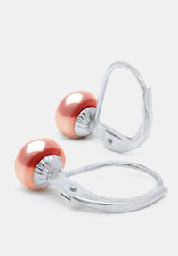 Boucles d'oreilles en métal doré rose, ornées de faux perles rondes brillantes, avec un dos texturé argenté et une fermeture à levier.