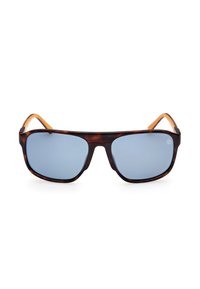 Occhiali da sole tartarugati con lenti blu, caratterizzati da una montatura spessa e dettagli arancioni sugli astucci. Forma rettangolare con superficie liscia.