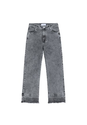 Vaqueros de mezclilla lavados con ácido en color gris, con piernas rectas, cinco bolsillos, trabillas para cinturón, cierre de botón y cremallera, y dobladillos deshilachados.