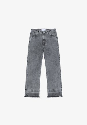 Vaqueros de mezclilla lavados con ácido en color gris, con piernas rectas, cinco bolsillos, trabillas para cinturón, cierre de botón y cremallera, y dobladillos deshilachados.