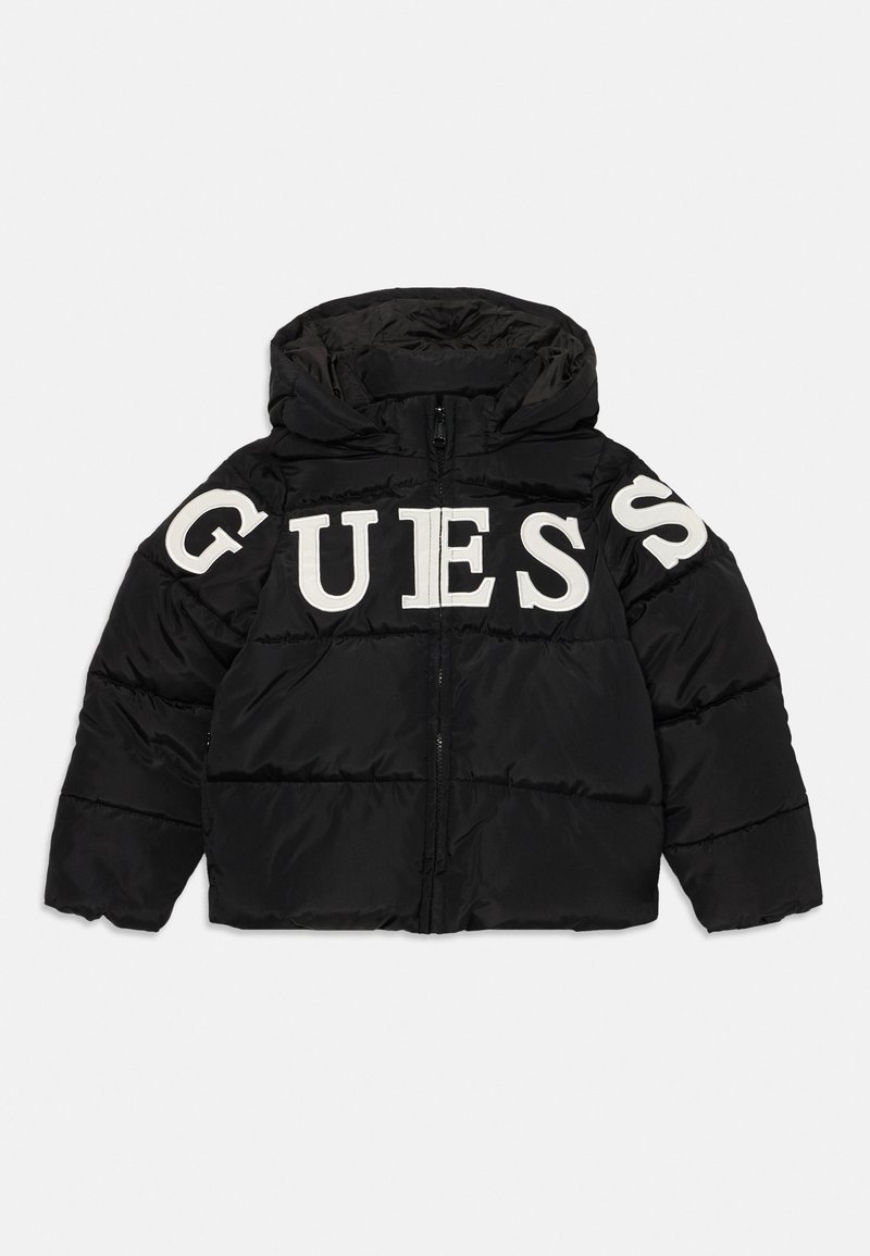 Giubbotto puffo nero con cappuccio, dotato di grande scritta bianca "GUESS" sul petto, chiusura con zip e texture trapuntata.