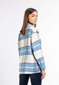 Geruite spijkerjas van zachte stof met blauwe, witte en grijze patronen; relaxte pasvorm en brede kraag; drop shoulders.