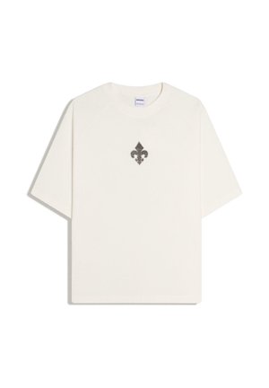 Hvid T-shirt med korte ærmer og et lille sort fleur-de-lis-symbol centreret på brystet, ensfarvet baggrund.