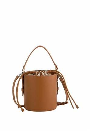 Bolso de cubo de cuero marrón con cierre de tela con cordón, asa superior y correa de hombro desmontable sobre fondo blanco.