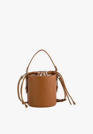Braune Leder-Bucket-Tasche mit Zugbandverschluss aus Stoff, Obergriff und abnehmbarem Schulterriemen vor weißem Hintergrund.