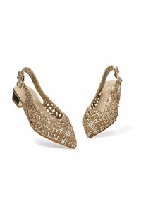 Zapatos slingback tejidos en tono beige con punta afilada, patrones intrincados y un bajo tacón metálico. Con una correa con hebilla para un ajuste seguro.