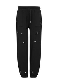 Zwarte trainingsbroek met een elastische tailleband, twee grote voorzakken, drukknopdetails en elastische boorden bij de enkels.