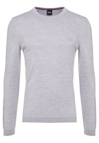 Pull tricoté gris clair à manches longues, col rond et texture subtile. Présente un petit logo brodé sur la poitrine.