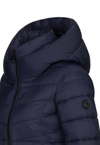 Marine pufferjack met een hoge kraag, ritsluiting, horizontaal gestikte structuur en een ronde logopatch op de linker schouder.