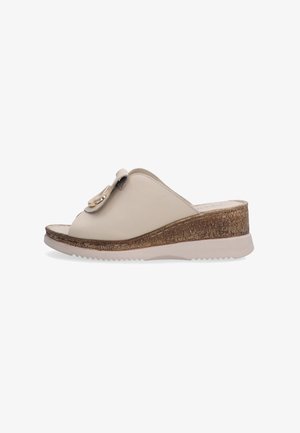 Beige leren sleehak sandaal met een afgeronde neus, een textuur van kurken wedge zool en een decoratieve gouden accent op de band. Beschikt over een lage hak.