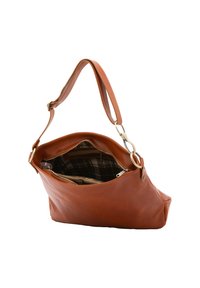 Borsa a spalla in pelle marrone con una sola tracolla, apertura con zip e interno a motivo scozzese. Caratterizzata da una base piatta e forma arrotondata, con una texture liscia.
