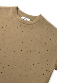 Beżowy bawełniany t-shirt z okrągłym dekoltem, ozdobiony rozsianymi czarnymi i srebrnymi aplikacjami na przodzie. Miękka faktura i luźny krój.