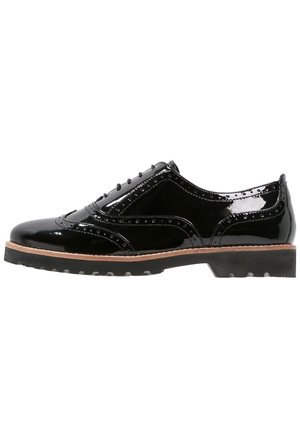 Chaussures à lacets en cuir verni noir avec détails brogues, bout arrondi et semelle en caoutchouc légère et texturée.