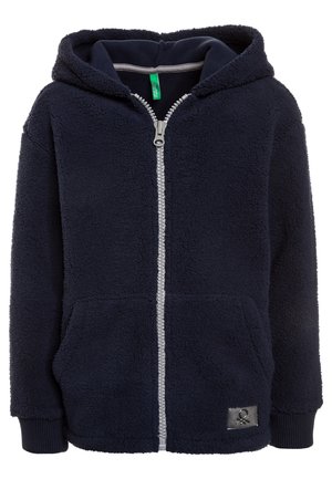 Granatowa bluza polarowa z kapturem, zapinana na zamek z przodu, z dwoma dużymi kieszeniami, ściągaczami przy mankietach oraz materiałową naszywką z logo na dole po lewej stronie. Miękka, teksturowana powierzchnia.