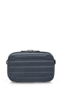 Astuccio per articoli da toeletta rigido di colore nero opaco. Forma rettangolare con texture rigata, chiusura con zip e una maniglia laterale per la portabilità.