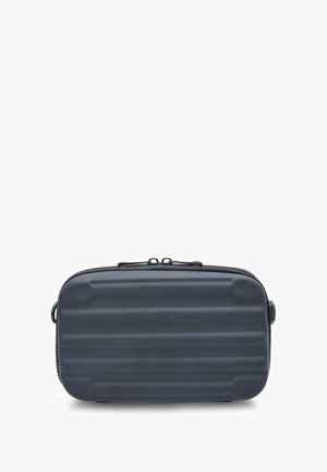 Astuccio per articoli da toeletta rigido di colore nero opaco. Forma rettangolare con texture rigata, chiusura con zip e una maniglia laterale per la portabilità.