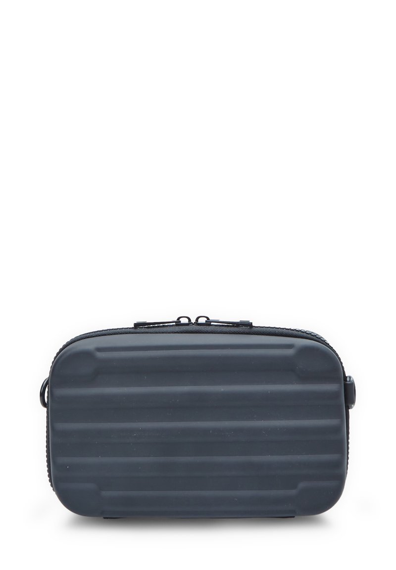 Astuccio per articoli da toeletta rigido di colore nero opaco. Forma rettangolare con texture rigata, chiusura con zip e una maniglia laterale per la portabilità.