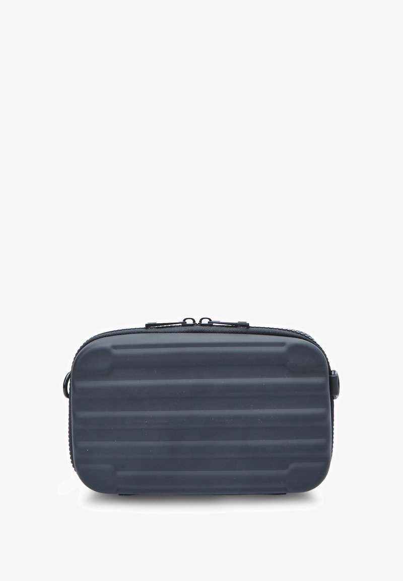 Astuccio per articoli da toeletta rigido di colore nero opaco. Forma rettangolare con texture rigata, chiusura con zip e una maniglia laterale per la portabilità.