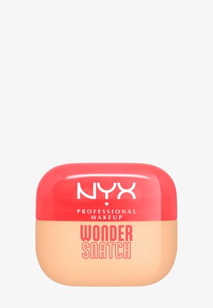 NYX Professional Makeup-crème in een afgerond potje. Roze deksel met een gladde afwerking, beige bodem. "Wonder Snatch" tekst aan de voorkant in vet rood.