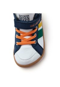 Zapatillas para niños en navy y blanco con cordones naranjas, una correa de gancho y bucle, y rayas coloridas en verde, amarillo y blanco. Suela de goma.