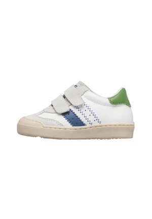 Scarpa da ginnastica bianca per bambini con suola beige, strisce a zigzag blu e bianche, toppa verde sul tallone e due cinturini grigi con velcro.
