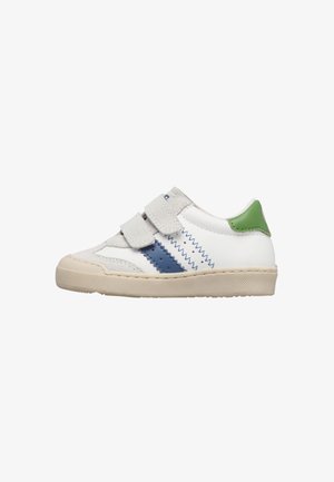 Scarpa da ginnastica bianca per bambini con suola beige, strisce a zigzag blu e bianche, toppa verde sul tallone e due cinturini grigi con velcro.