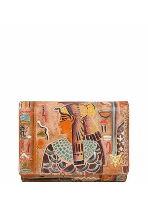 Lederbörse mit einem eingeprägten Design einer ägyptischen Frau, farbenfrohen Akzenten, detaillierten Mustern und einem goldenen Blumenemblem.