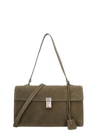 Borsa verde in camoscio con forma rettangolare, chiusura con ferrature argentate e tracolla regolabile. Presenta una finitura strutturata e un dettaglio con nappine.