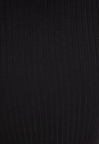 Tissu noir côtelé présentant des lignes verticales ; texture douce avec une finition mate ; coloration uniforme sans motifs ni éléments visibles.