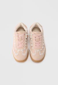 Baskets en daim rose avec bordure en dentelle blanche, lacets rose pâle doux et semelle en caoutchouc. Caractérisées par un bout rond et un col rembourré pour le confort.