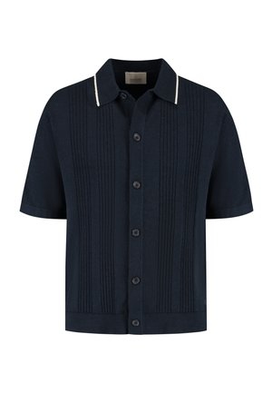 Marineblaue Strickshirt mit kurzen Ärmeln, Knopfleiste, strukturierten vertikalen Streifen und Kragen mit dünnem weißem Rand.